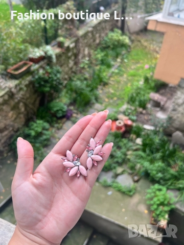 Розови обици с блестящи камъчета много нежни и красиви 🌸, снимка 4 - Обеци - 52378084