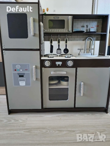 Детска дъървена кухня+кухненски аксесоари+кафемашина