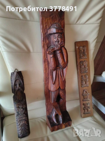 Дървени статуетки с ръчна изработка.