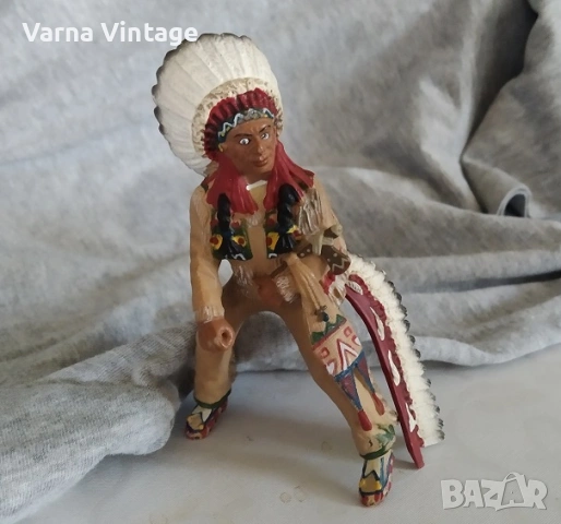 Колекционерска фигурка индианец Индиански вожд Сиу. Schleich Германия., снимка 2 - Колекции - 54200020