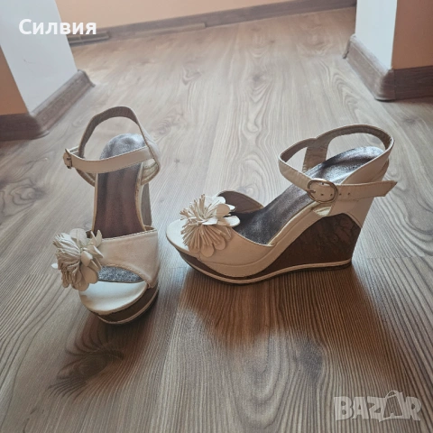 Страхотни кожени бели сандали с бронзови стелки на платформа с цветчета, 38 номер, снимка 4 - Сандали - 53748737