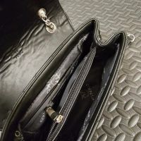 Дамска кожена чанта с дълга дръжка ,които става на две къси Pinko, снимка 8 - Чанти - 45875294