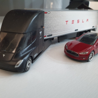 Matchbox Колекционерски модел Tesla S + Truck, снимка 2 - Колекции - 45024215