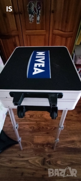 Куфар - преносима гримьорна NIVEA с телескопични крака и огледало , снимка 1