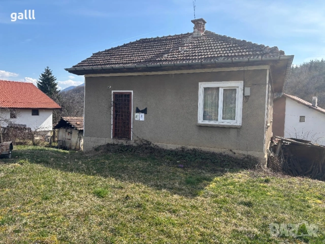 Къща за живеене или вила – център на селото