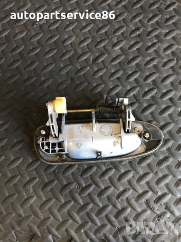 Задна лява външна дръжка синя за Mazda 626 RHD (1998-2001), снимка 2 - Части - 53699803