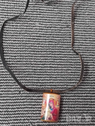 Богородица с Младенеца - дървена плочка с кожена връзка , снимка 3 - Колиета, медальони, синджири - 53456242