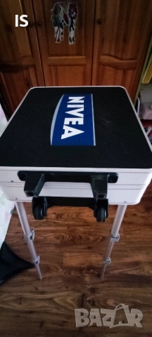 Куфар - преносима гримьорна NIVEA с телескопични крака и огледало 