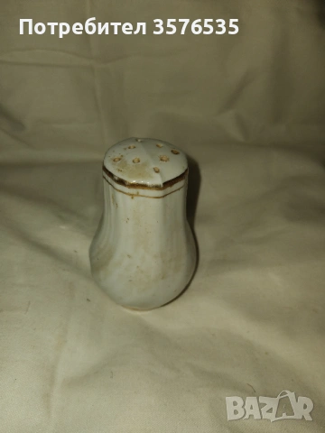 Продавам стара порцеланова солница.