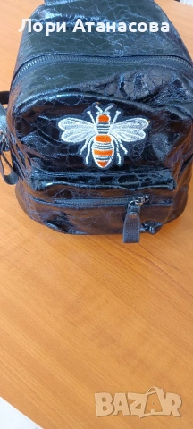 Дамска раница от еко кожа, малка, синя с щампа пчела, снимка 4 - Чанти - 54101116
