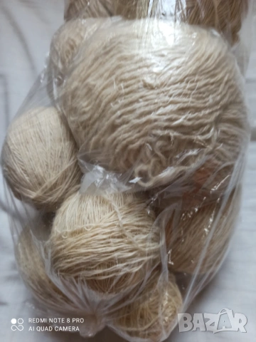 Бяла вълнена прежда 