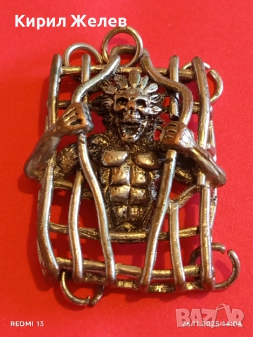 Готически медальон с демон в клетка 42702