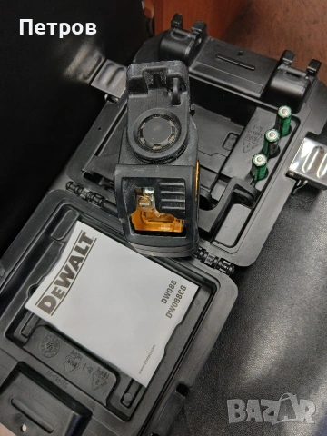 Зелен линеен лазерен нивелир DEWALT DW088CG, снимка 8 - Други инструменти - 53428234