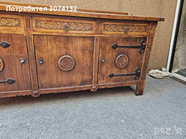 Контрабюфет с дърворезба и метален обков, снимка 2 - Секции и витрини - 52256033
