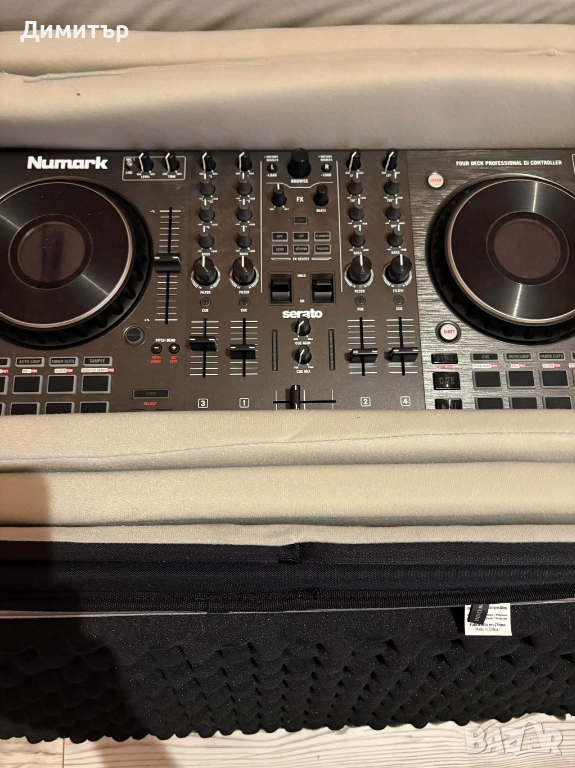 Numark NS4FX конзола със слушалки и кейс, снимка 1