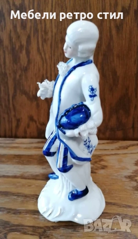 Красива двойка порцеланови фигурки в бяло и кобалтово синьо със златисти акценти., снимка 3 - Антикварни и старинни предмети - 52341614