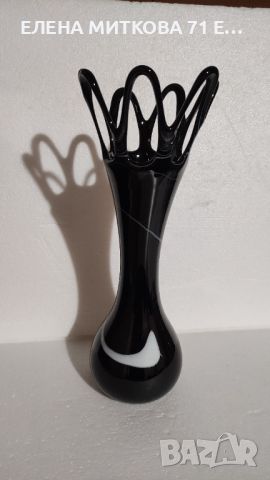 Красива черна  ваза от цветно стъкло с ажур в горната част, снимка 2 - Вази - 45803706