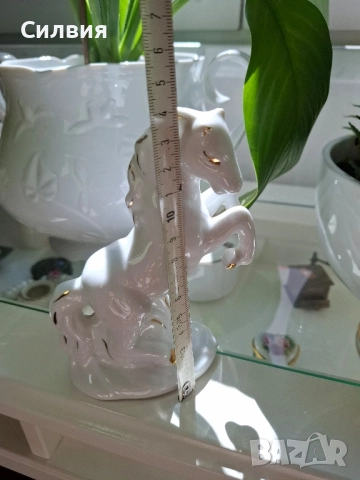 Красиво бяло конче. Порцелан със златен декор. , снимка 3 - Антикварни и старинни предмети - 52500982