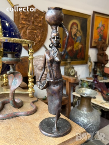 Африканска бронзова скулптура на жена с гърне на главаа. №8081