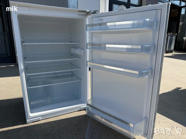 Малък хладилник за вграждане Bosch , снимка 3 - Хладилници - 53743980