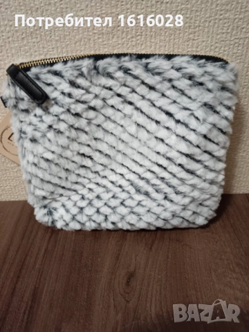 Пухкав несесер за козметични принадлежности.