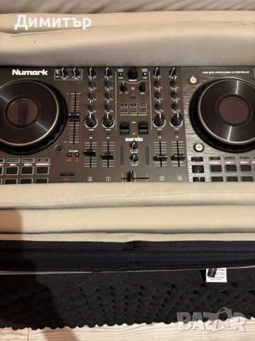 Numark NS4FX конзола със слушалки и кейс