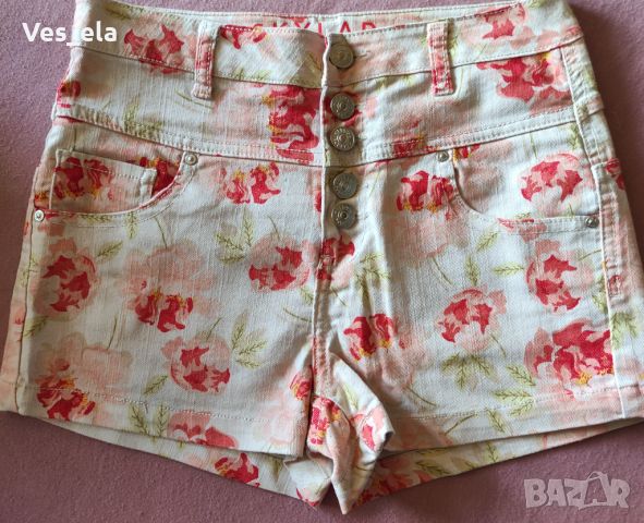 дънкови панталонки с висока талия и червени цветя , снимка 1 - Къси панталони и бермуди - 45254166