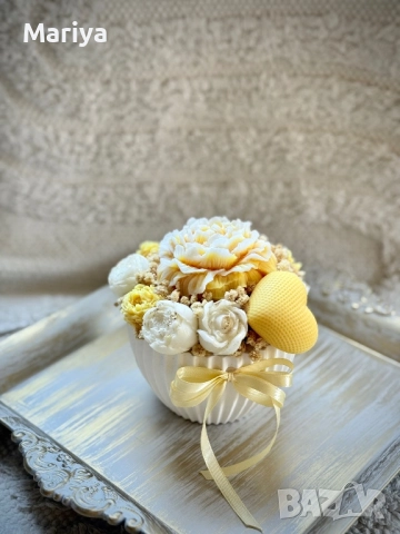 Букети с цветя от соев восък с аромат в Бяла кашпа