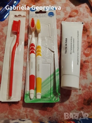 комплект от три четки за зъби и една паста за зъби която не се предлага на пазара.
