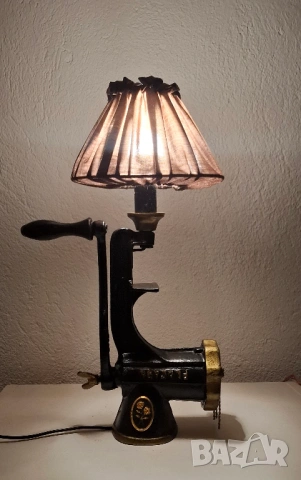 Бутикова Настолна Лампа в индустриален стил