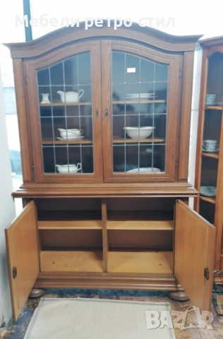 Винтидж шкаф / витрина от масивно дърво с красива извита линия и оригинални стъклени врати., снимка 2 - Шкафове - 53498032