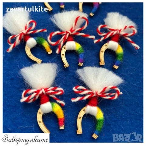 Брошки с подкова от дърво и вълнени конци