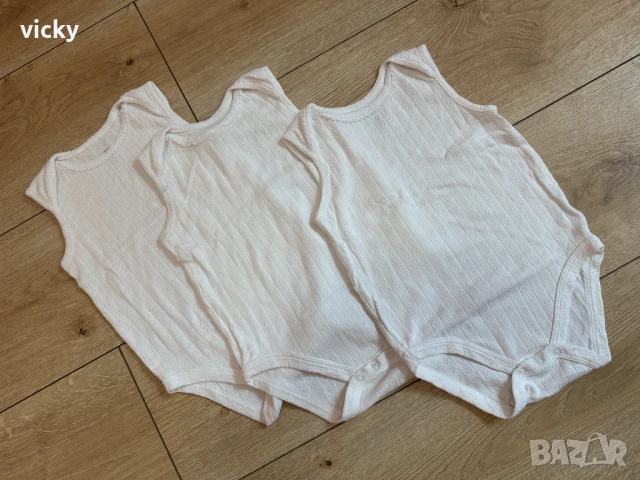 Комплект от 3 бели бебешки бодита, размер 86см