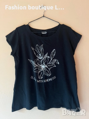 Черна памучна тениска L / XL размер с щампа с цветя и надпис bloom with kindness 🖤🖤🖤🖤