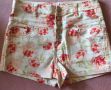 дънкови панталонки с висока талия и червени цветя , снимка 1 - Къси панталони и бермуди - 45254166