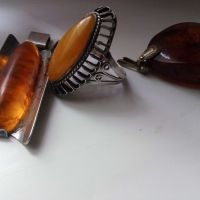 Антикварни руски сребърни изделия-медальони и пръстен  с естествен кехлибар, снимка 1 - Колиета, медальони, синджири - 45366867
