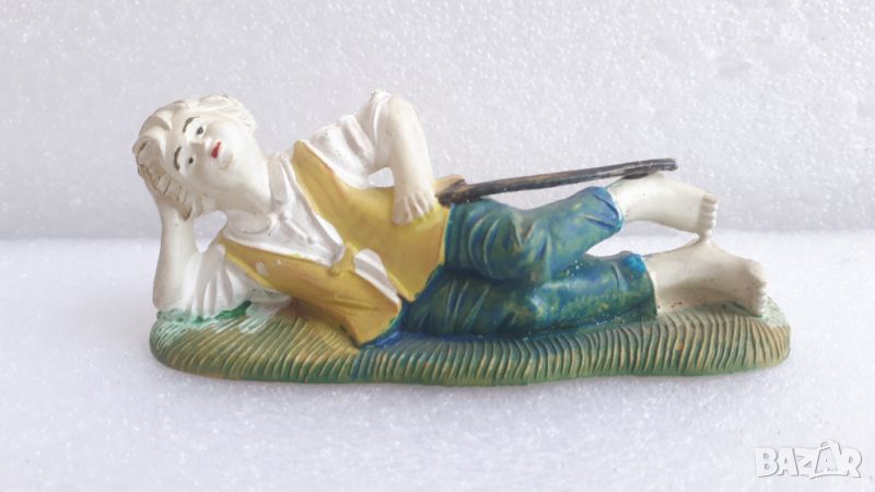 Статуйка на джентълмен, който лежи бос с бастунчето си, снимка 1