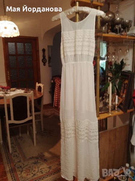Ефирна бяла дълга рокля, гарнирана с изящна дантела. размер S,M., снимка 1