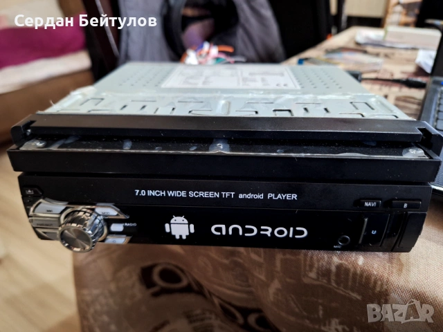 Продава се прибиращ се екран за автомобил с андроид