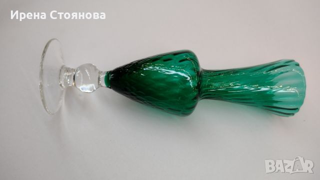 Малка кристална вазичка в изумрудено зелен цвят, извито оребрена., снимка 9 - Вази - 45740852