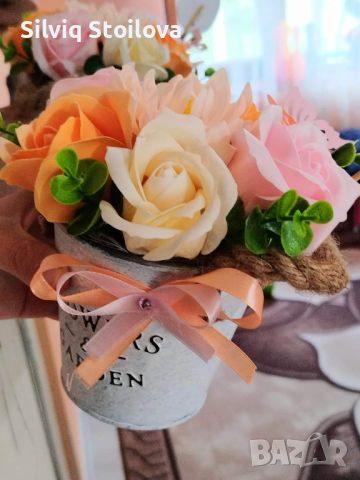 ☘️☘️Ново☘️☘️Метална кашпа със свежи и цветни сапунени цветя изработени от пластичен сапун💐🌷🌺, снимка 2 - Подаръци за жени - 45947073