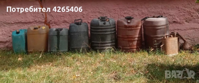 7 Пластмасови туби за гориво, фуния, 2 лейки и маркуч за гориво