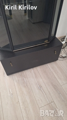 Подарявам-Холова витрина с голямо долно чекмедже, снимка 5 - Шкафове - 52373259