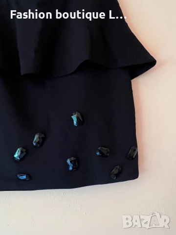 Черна пола с черни пришити камъни и цип на гърба 🖤, снимка 2 - Поли - 50771595