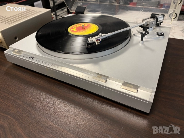 Полуавтоматичен грамофон JVC