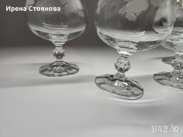 Кристални чаши за коняк/бренди Bohemia. Златен, плътен кант и гравюра с гроздов декор, снимка 4 - Чаши - 53390343