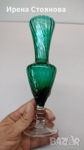Малка кристална вазичка в изумрудено зелен цвят, извито оребрена., снимка 2 - Вази - 45740852
