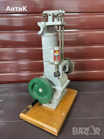 Соц Учебен Модел на Двигател с Вътрешно Горене Разрез, снимка 3 - Антикварни и старинни предмети - 51945082