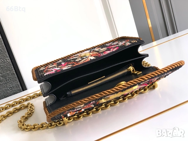 Дамска чанта V.A.L.E.N.T.I.N.O, снимка 8 - Чанти - 53297207