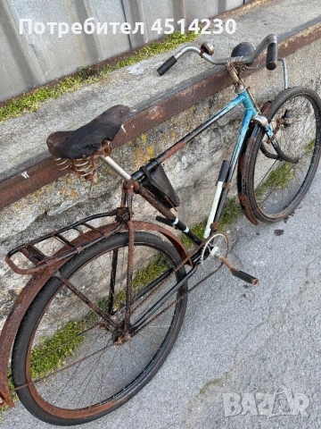 Винтидж градски велосипед с пружинна кожена седалка за реставрация